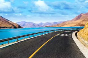 2021年西藏乡镇、建制村公路通畅率分别达到100%和99.96%