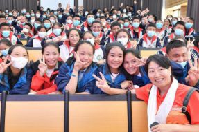 南京信息工程大学蚂蚁微公益图书室在西藏背崩乡小学开展图书捐赠活动