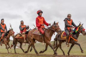 马背上的竞技，西藏班戈县赛马热闹非凡
