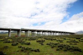那拉高速是一条生态高速路，环保方面投入超4亿元