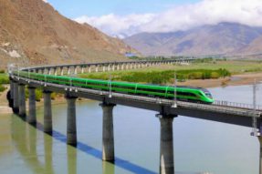 西藏现代化铁路助力巩固边疆稳定、助力乡村振兴幸福发展