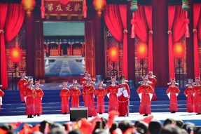 山南市第二高级中学黄梅戏经典剧目《女驸马》选段在2021年雅砻文化旅游节开幕式文艺演出