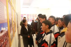 西藏左贡县组织青少年学生 农牧民群众参观西藏和平解放70周年成就展