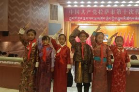 传统春节、藏历新年掀起了新一轮的藏装购买热潮