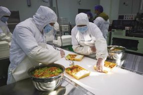 拉萨市城关区净土中央厨房进入试运行状态，将保障近64000名学生用餐
