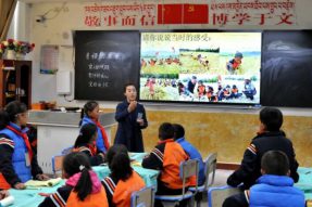 上海援藏教育工作队携手日喀则市上海实验学校开展“青稞地里的思政课”学习实践活动