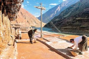 西藏芒康县纳西民族乡独特的晒盐景观吸引游客慕名前来