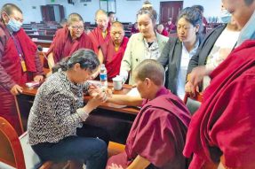 西藏藏医药大学教授明吉措姆分享延缓衰老、保持身心健康的良方