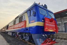 “青海海东—西藏日喀则—尼泊尔”公铁联运南亚国际贸易班列从青海发车