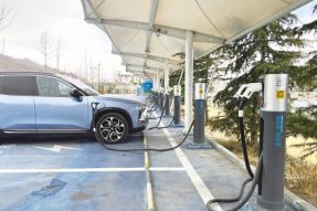 拉萨建成3个充电站设54个新能源汽车充电桩 ，明年计划增加4个新站点
