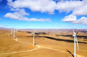 超高海拔风电－西藏措美哲古分散式风电场首批机组并网发电