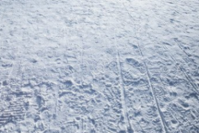 在“离天最近的地方”扫雪除冰