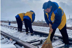 西藏日喀则铁路职工清扫积雪，保障拉日铁路正常运营