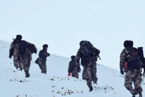 西藏阿里边防官兵计划海拔5400米山口实施巡防