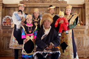 西藏林芝工布江达县果林卡社区新时代文明实践站开展“加强民族团结 振奋民族精神”幸福家庭全家福拍摄活动