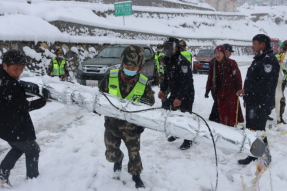 318国道暴雪 武警官兵护路保通