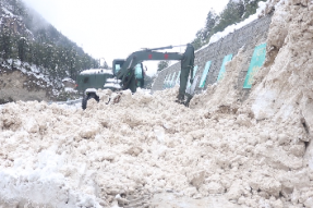 国道318线八宿至然乌段突降大雪