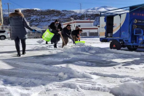 西藏阿里地区普兰县：保安全暖人心 扫雪除冰 新时代文明实践志愿者在行动