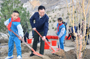 王君正在拉萨参加义务植树活动