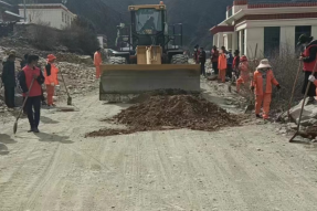 西藏林芝工布江达县公路养护人员下沉农牧区修好“惠民路”