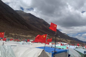 西藏山南市桑日县全面延伸党建触角 让党旗在虫草采挖一线高高飘扬