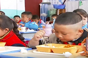 “营养午餐”温暖配送 解决孩子吃饭难题