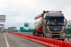 西藏高等级公路首次对货运车辆开放试运行