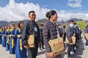 西藏昌都市发放村（社区）干部国家通用语言文字“学习包”