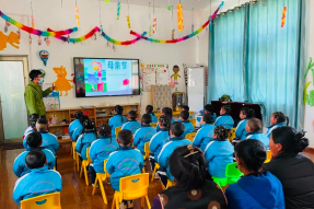 西藏左贡县扶贫开发区幼儿园开展“感恩母亲 为爱绽放”主题教育活动
