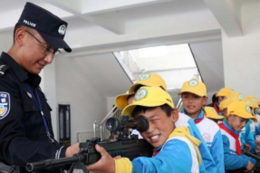 西藏移民警察邀请萌娃进警营解锁“警”彩
