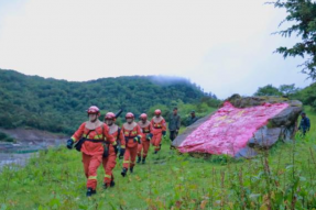 橙色“灭火服”守护西藏玉麦青山绿水