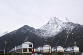 西藏边境小康村：喜马拉雅添美景