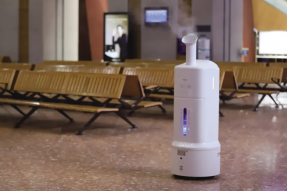 拉萨火车站启用消毒机器人 为疫情防控贡献科技力量