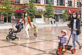 昌都市有序恢复正常生产生活秩序首日见闻