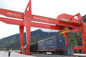 中国首条高原电气化铁路日均货运卸车量创新高