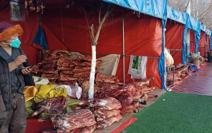 西藏拉萨市区设立186个冬季牛羊肉销售摊位 牦牛肉每斤36至46元不等