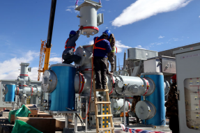 西藏阿里“零碳”光储热电示范项目110千伏升压站带电成功