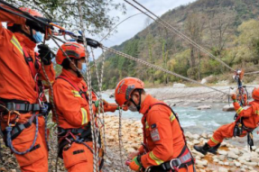 西藏林芝森林消防墨脱驻防分队开展绳索救援训练